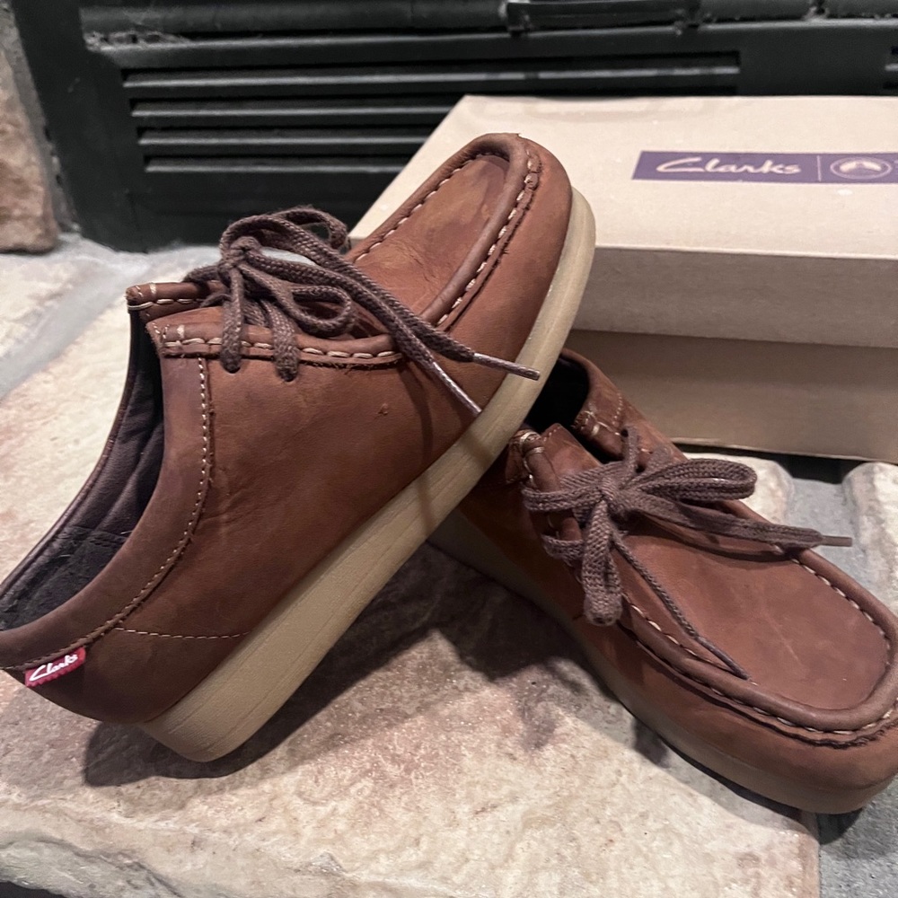 Kids size 5 1/2 Clark’s Padmora Oxford shoes